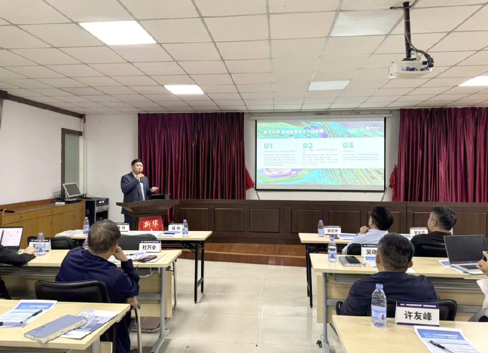 盈科杰受邀请参加2025“高速喷墨印刷在中国”巡回技术交流会，活动现场大幅面高速喷墨数字印刷设备引围观